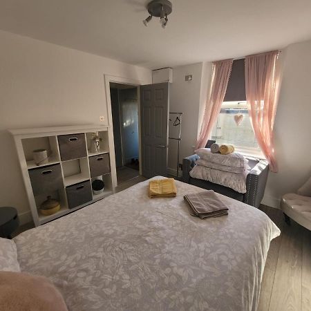 Entire Apartment With Sun Filled Private Garden Margate Esterno foto