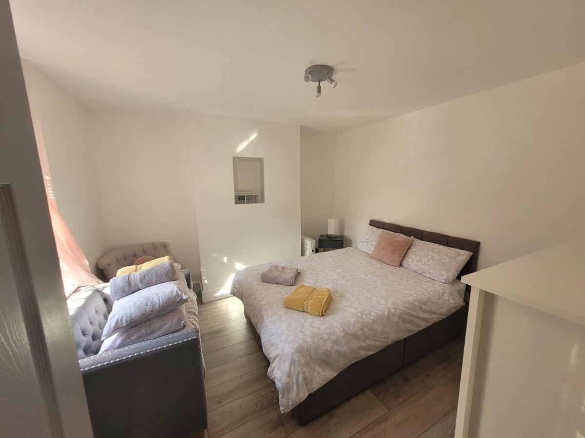 Entire Apartment With Sun Filled Private Garden Margate Esterno foto