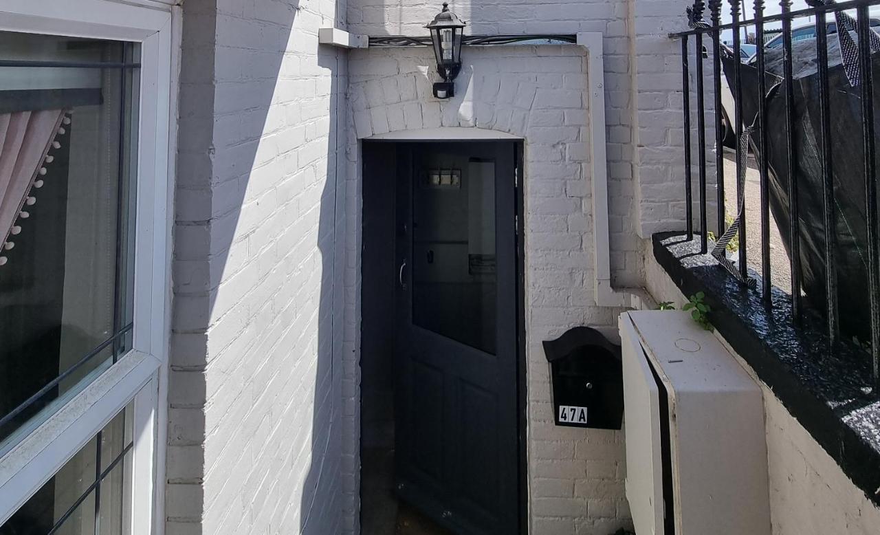 Entire Apartment With Sun Filled Private Garden Margate Esterno foto