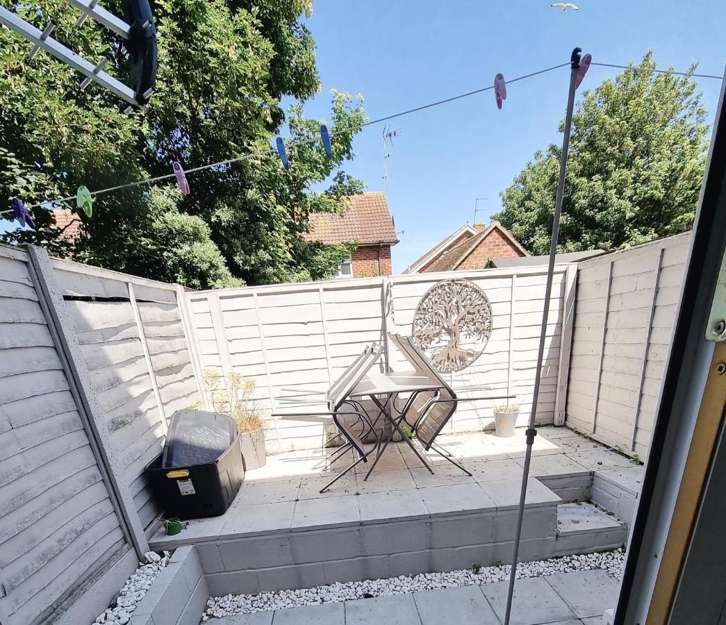 Entire Apartment With Sun Filled Private Garden Margate Esterno foto